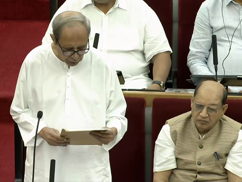 kanak_news's tweet image. ବିଧାନସଭାରେ ରାଷ୍ଟ୍ରପତି
ବାଚସ୍ପତି ସୁରମା ପାଢ଼ୀ ଦେଲେ ଉପହାର
#DroupadiMurmu #Odisha #KanakNews