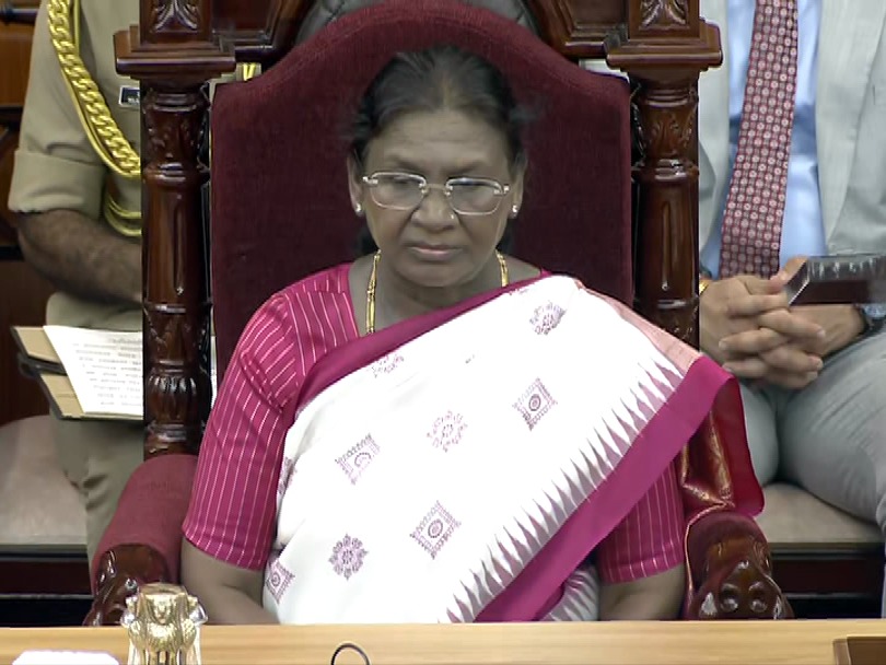 kanak_news's tweet image. ବିଧାନସଭାରେ ରାଷ୍ଟ୍ରପତି
ବାଚସ୍ପତି ସୁରମା ପାଢ଼ୀ ଦେଲେ ଉପହାର
#DroupadiMurmu #Odisha #KanakNews