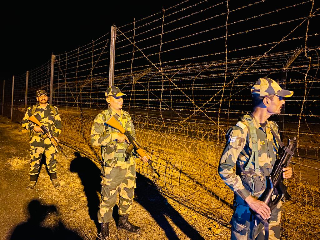 BSF_Gujarat's tweet image. &quot;𝐖𝐡𝐞𝐫𝐞 𝐝𝐚𝐲𝐥𝐢𝐠𝐡𝐭 𝐟𝐚𝐝𝐞𝐬 𝐚𝐧𝐝 𝐝𝐚𝐧𝐠𝐞𝐫 𝐛𝐫𝐞𝐞𝐝𝐬,
𝐁𝐒𝐅 𝐡𝐨𝐧𝐞𝐬 𝐢𝐭𝐬 𝐬𝐤𝐢𝐥𝐥𝐬 𝐰𝐢𝐭𝐡 𝐫𝐞𝐬𝐨𝐥𝐮𝐭𝐞 𝐟𝐨𝐜𝐮𝐬.&quot;

सीमा सुरक्षा बल - सर्वदा सतर्क।
 #FirstLineofDefence 
#NationFirst
#BSF