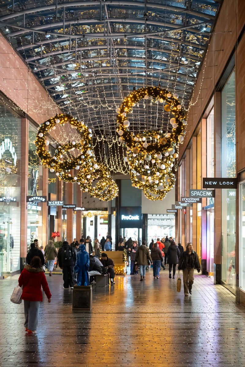 Don't forget! Late night shopping is on tonight ✨

Shop til late with most stores open until 8pm.

For a full list of Christmas opening hours, visit: princesshay.co.uk/christmashay/

#FestiveJoy #ChristmasShopping #Christmas #LateNightShopping #Princesshay #Exeter