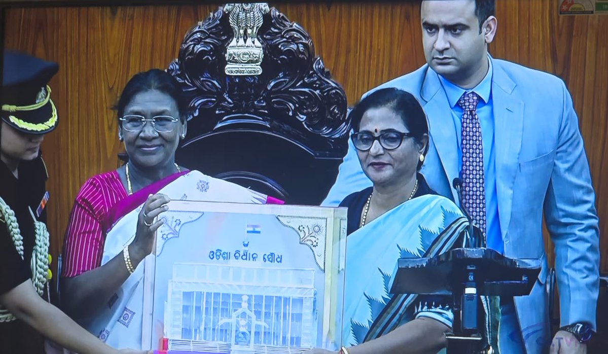 sambad_odisha's tweet image. #ବିଧାନସଭାରେ_ରାଷ୍ଟ୍ରପତି
ରାଷ୍ଟ୍ରପତି ଦ୍ରୌପଦୀ ମୁର୍ମୁଙ୍କୁ ଉତ୍ତରୀୟ ସହିତ ମହାପ୍ରଭୁ ଜଗନ୍ନାଥଙ୍କ ଫଟୋ ଏବଂ ବିଧାନସଭାର ପ୍ରତିକୃତି ଉପହାର ପ୍ରଦାନ କଲେ ବାଚସ୍ପତି ସୁରମା ପାଢ଼ୀ।
#DroupadiMurmu #OdishaAssembly #Odisha #Sambad