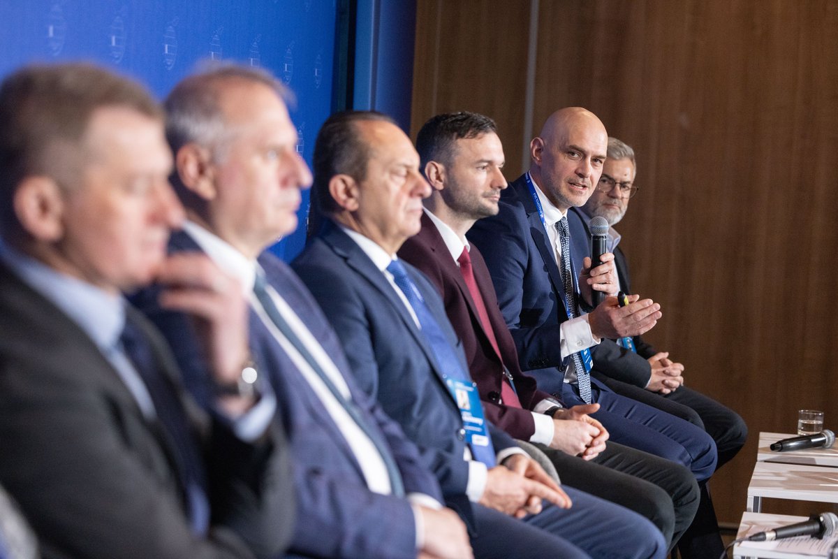 Na <a href="/Economic_Forum_/">Forum Ekonomiczne</a> w panelu „Turystyka sportowa szansą na rozwój” jako prelegent wystąpił prezes <a href="/pkl_sa/">Grupa PKL</a> Daniel Pitrus, podkreślił rolę historycznych wydarzeń FIS w Zakopanem, zaangażowanie PKL w #PucharŚwiataFIS w snowboardzie alpejskim na #JaworzynieKrynickiej.