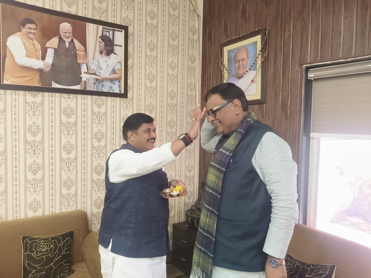 DrKPSinghYadav's tweet image. आज मेरे दिल्ली आवास पर आदरणीय मित्र श्री @SubratPathak12 जी (पूर्व सांसद, कन्नौज) का स्नेहिल आगमन हुआ। हमने उत्तर प्रदेश के राजनीतिक परिदृश्य, संगठनात्मक सुदृढ़ीकरण तथा आने वाले समय में युवाओं की भूमिका पर विस्तृत चर्चा की।