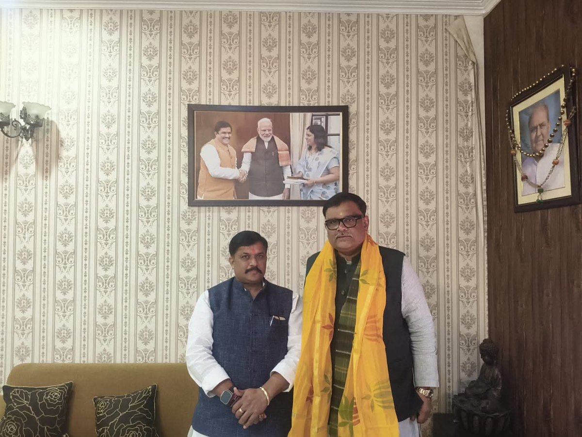 DrKPSinghYadav's tweet image. आज मेरे दिल्ली आवास पर आदरणीय मित्र श्री @SubratPathak12 जी (पूर्व सांसद, कन्नौज) का स्नेहिल आगमन हुआ। हमने उत्तर प्रदेश के राजनीतिक परिदृश्य, संगठनात्मक सुदृढ़ीकरण तथा आने वाले समय में युवाओं की भूमिका पर विस्तृत चर्चा की।