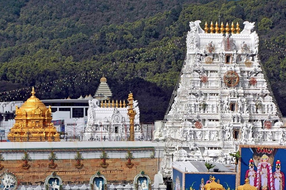 SaiSandeepTalks's tweet image. 🚨 BREAKING 💥💥 | Sensational Decision by TTD! 🚨
Anchor Shiva Jyothi’s Aadhaar card has been blocked by TTD after she made controversial remarks calling devotees “caste-based beggars” while taking Srivari prasadam.

👉 TTD has now banned her from having Srivari Darshan in the…