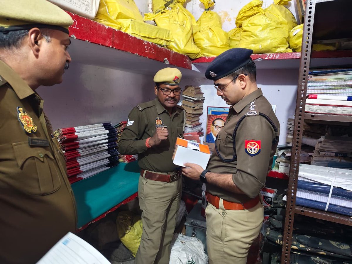 fatehpurpolice's tweet image. #Spfhr में आज दिनांक 27.11.2025 को #CO नगर द्वारा थाना हुसैनगंज का त्रैमासिक निरीक्षण किया गया; गार्ड द्वारा सलामी के बाद  थाना कार्यालय सीसीटीएनएस, मालखाना का निरीक्षण कर आवश्यक दिशा‑निर्देश दिए, मिशन शक्ति केंद्र पर आए प्रार्थना पत्रों के निस्तारण की जानकारी ली।  तत्पश्चात…