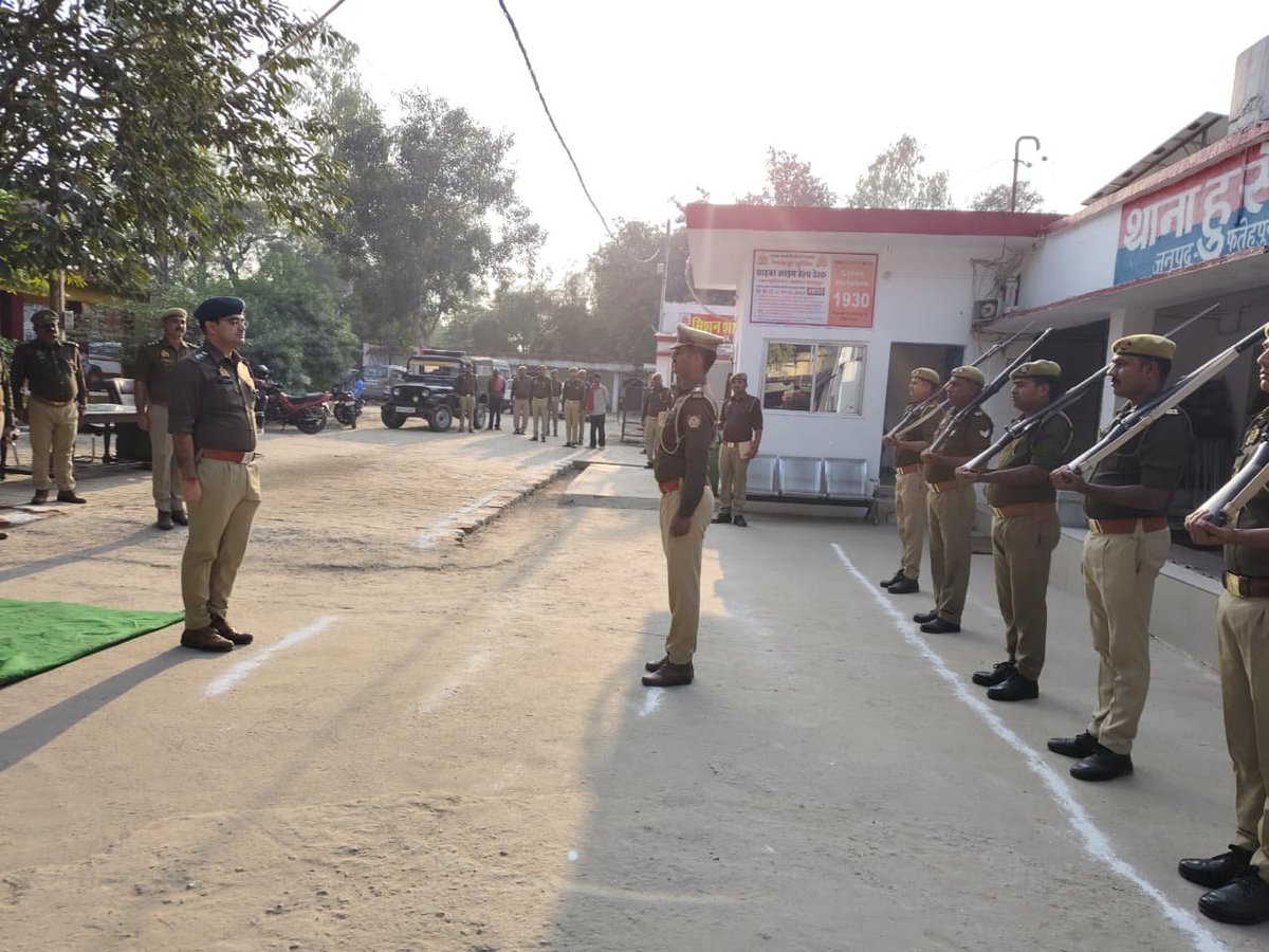 fatehpurpolice's tweet image. #Spfhr में आज दिनांक 27.11.2025 को #CO नगर द्वारा थाना हुसैनगंज का त्रैमासिक निरीक्षण किया गया; गार्ड द्वारा सलामी के बाद  थाना कार्यालय सीसीटीएनएस, मालखाना का निरीक्षण कर आवश्यक दिशा‑निर्देश दिए, मिशन शक्ति केंद्र पर आए प्रार्थना पत्रों के निस्तारण की जानकारी ली।  तत्पश्चात…