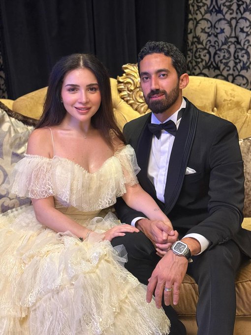 مي عز الدين تتألق ببشرة طبيعية ومشرقة في عقد قرانها... إليك أسرار روتينها 