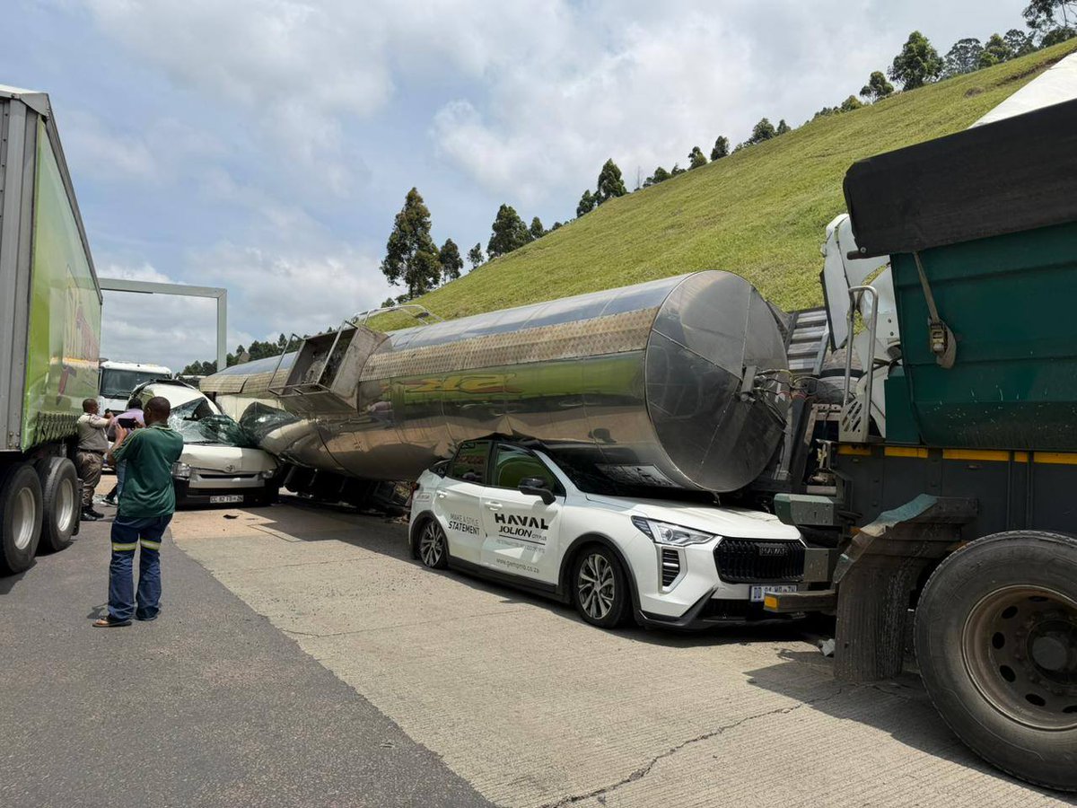 _ArriveAlive's tweet image. Major accident just before Marrianhill Toll Plaza involving three trucks, a minibus taxi and one SUV: Duma is relieved that there was no loss of life

arrr.co.za/6GBgR

#ArriveAlive #TruckCrash @KZNTransport