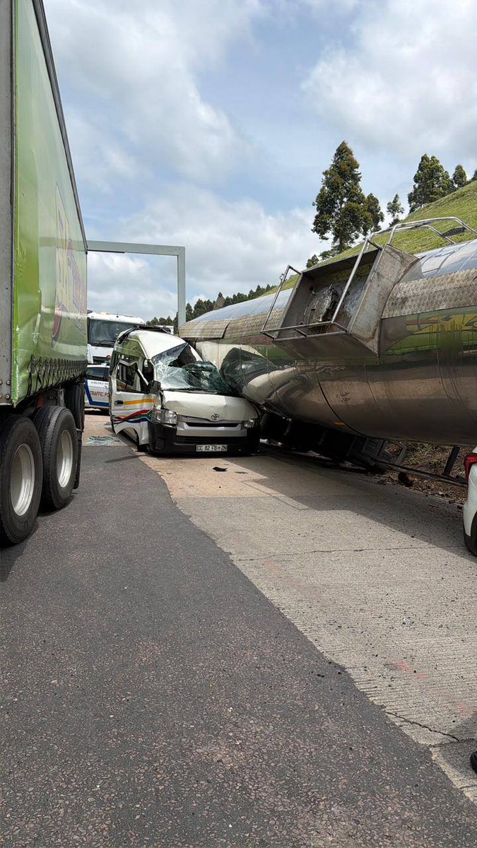 _ArriveAlive's tweet image. Major accident just before Marrianhill Toll Plaza involving three trucks, a minibus taxi and one SUV: Duma is relieved that there was no loss of life

arrr.co.za/6GBgR

#ArriveAlive #TruckCrash @KZNTransport