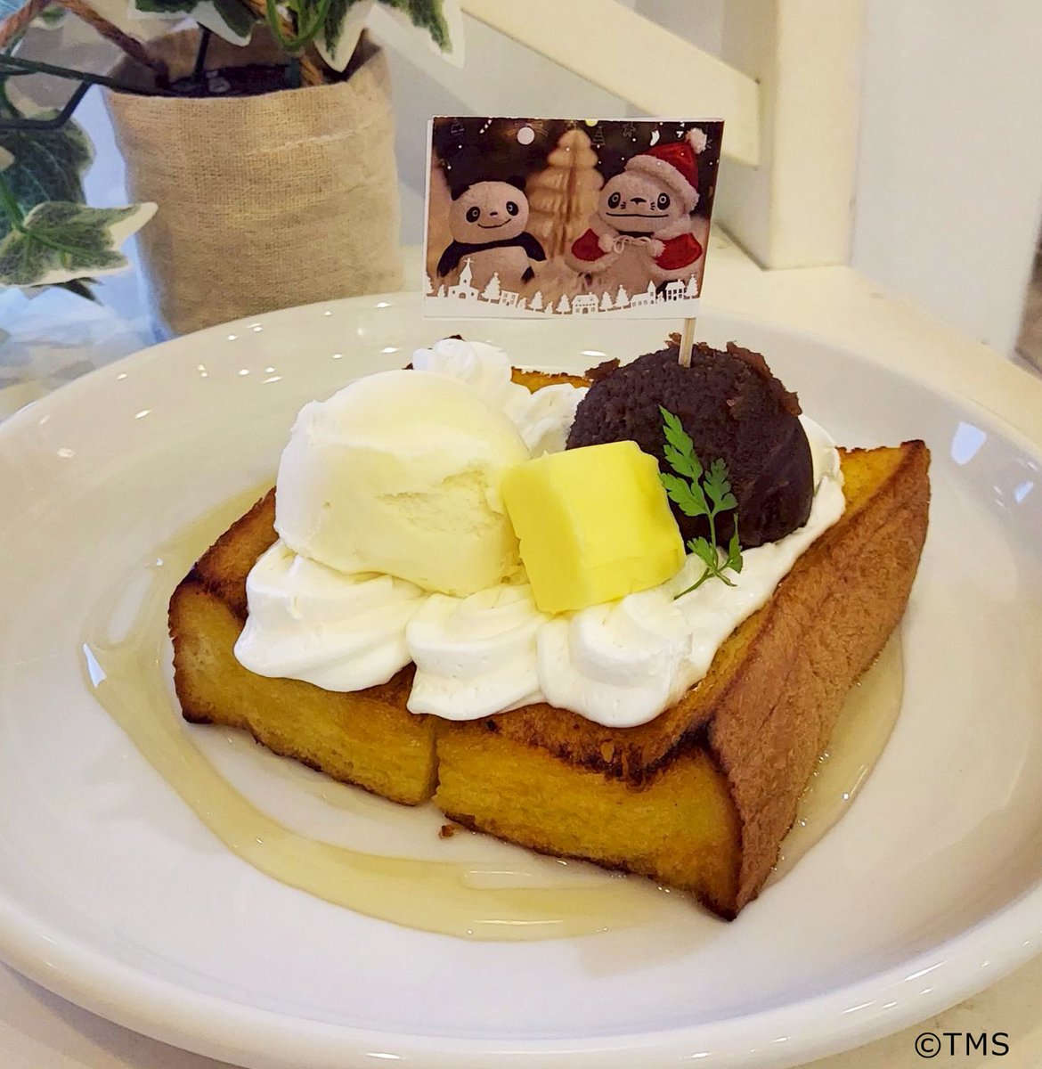 【#パンダコパンダ】

Happy X’mas 
POP UP SHOP &amp;
COLLABORATION CAFE
🎄 🐼 🎄 🐼 🎄

🍞デザートメニュー紹介

❄️パパンダとパンちゃんの
モノクロゼリーパフェ♪

❄️ミミ子のあんバタートースト♪

☕️原宿emo cafe
11/26(水)〜12/3(水) 
emocafe.jp/collaboration/…

#emocafe