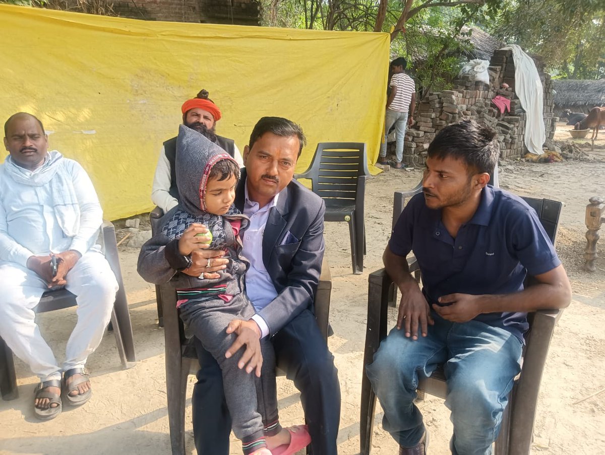 SanjayAzadSln's tweet image. गोंडा में SIR ड्यूटी के दौरान स्थानीय अधिकारियों द्वारा प्रताड़ना और लगातार दबाव से टूटकर जौनपुर निवासी सहायक अध्यापक विपिन यादव (32) ने विषाक्त पदार्थ खाकर अपनी जान दे दी। 

आज पूर्वांचल प्रांत प्रभारी डॉ. अनुराग मिश्र मल्हनी गाँव पहुंचे और शोकग्रस्त परिवार से मिलकर संवेदना…