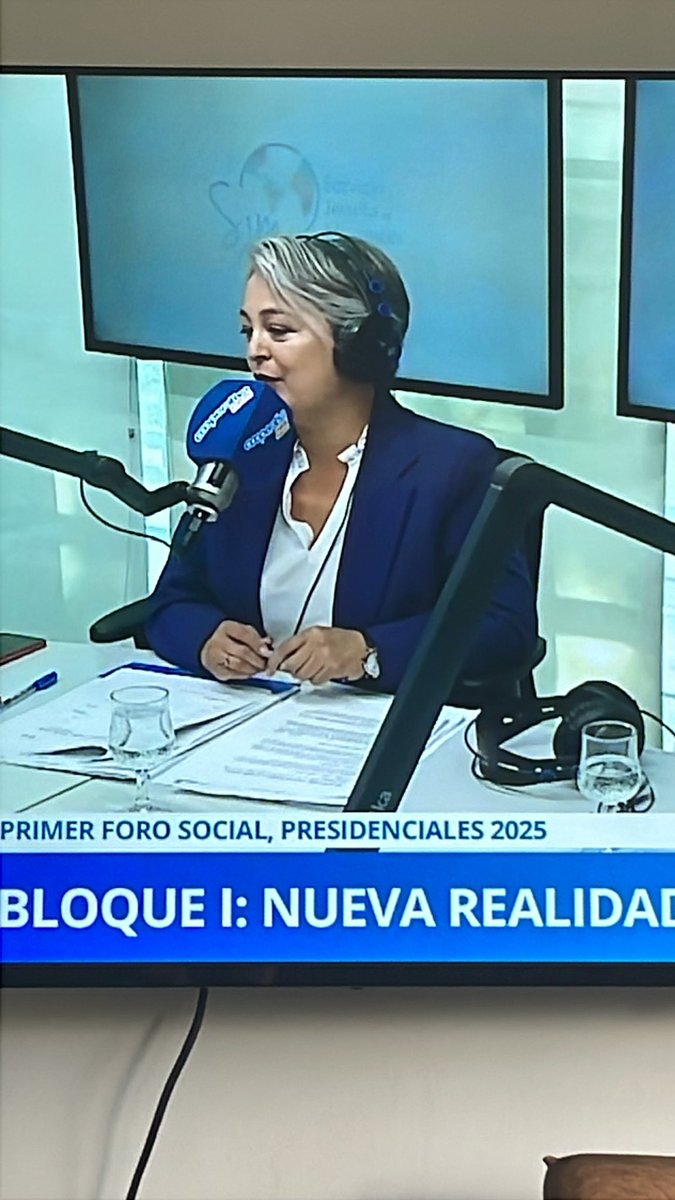 QuirogaCalama's tweet image. Hasta ahora, Jeannette Jara haciéndose un par de chalas con Kast en el Primer Foro Social en radio cooperativa. 
Es un abismo la diferencia de conocimiento entre ambos en temas sociales y de pobreza.  #JaraPresidenta2026