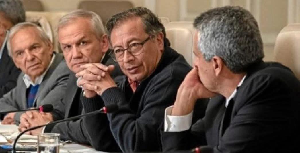 AnalistaClara's tweet image. Esta foto es para enmarcar 😱⬇️. Un ramillete que carga encima señalamientos de orden de captura, problemas de visa y menciones en la Lista Clinton. El cuadro completo habla solo… ¿Qué más necesita ver Colombia para despertar? 🤔🤦