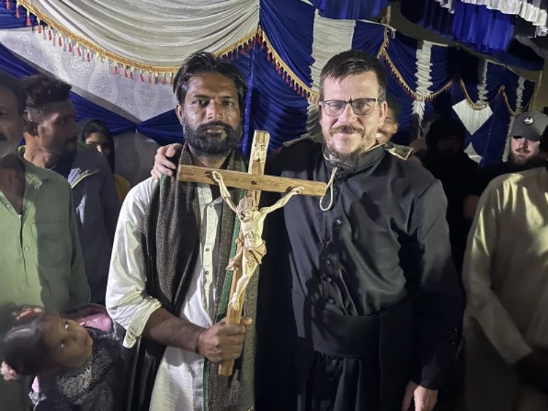 lechochretien's tweet image. 🚨🇵🇰 ALERTE | Au Pakistan, 11 personnes de 3 familles chrétiennes réduites en esclavage ont été LIBÉRÉES grâce à un prêtre missionnaire argentin de l’Ordre de Saint Élie, le père Frédérico, et à un jeune laïc, Diego, qui ont PAYÉ LEURS DETTES auprès de leurs ravisseurs.

Après…