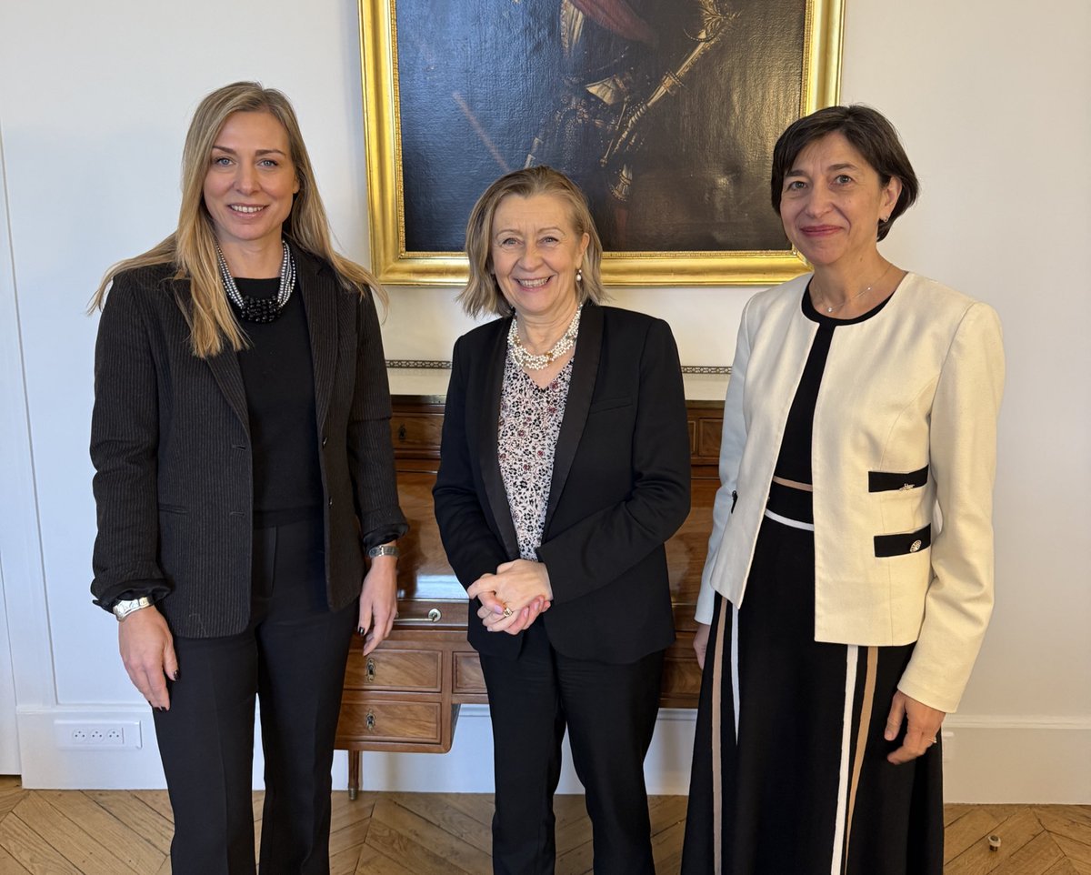 Sécurité arctique et baltique, partenariats européens en matière de défense, coopérations bilatérales…
Très heureuse de réunir pour cette 9e rencontre de la diplomatie féministe et parlementaire les ambassadrices de Finlande, d’Islande, de Suède et de Lettonie 🇫🇮 🇮🇸 🇸🇪 🇱🇻