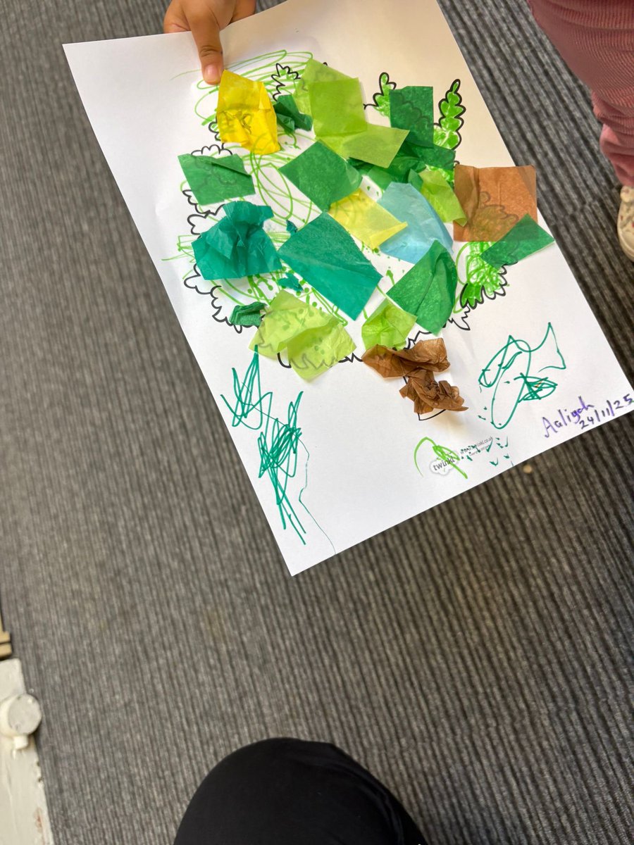 ElthamLibrary's tweet image. We love making at #ElthamLibrary children’s #CraftClub! 🌲 This week we made tree collages using different colours, shapes and materials! 🎨🖍️ Join us on Wednesdays from 3.45-4.45 to make friends, borrow books + #Craft! #LoveYourLibrary
