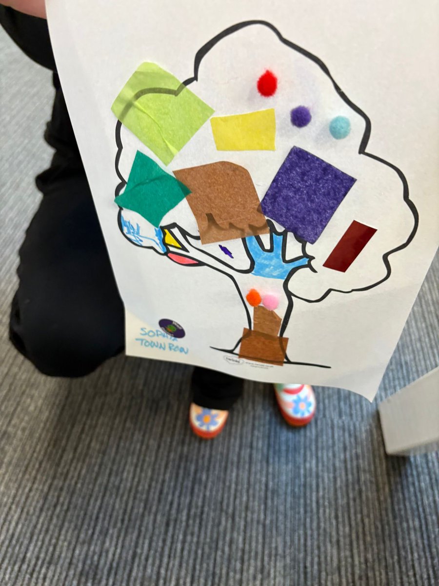 ElthamLibrary's tweet image. We love making at #ElthamLibrary children’s #CraftClub! 🌲 This week we made tree collages using different colours, shapes and materials! 🎨🖍️ Join us on Wednesdays from 3.45-4.45 to make friends, borrow books + #Craft! #LoveYourLibrary