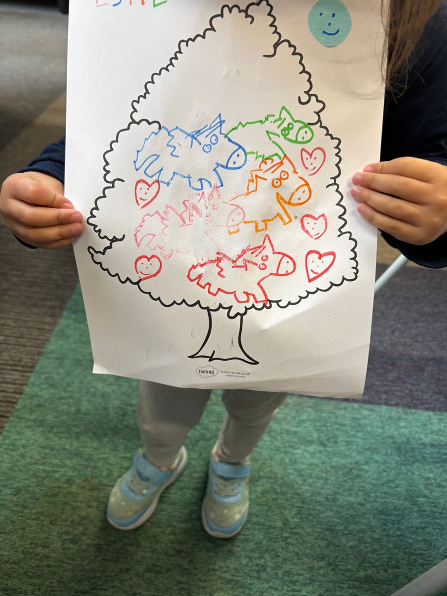 ElthamLibrary's tweet image. We love making at #ElthamLibrary children’s #CraftClub! 🌲 This week we made tree collages using different colours, shapes and materials! 🎨🖍️ Join us on Wednesdays from 3.45-4.45 to make friends, borrow books + #Craft! #LoveYourLibrary
