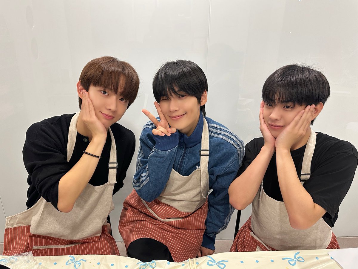EVNNE_official's tweet photo. [📸]
이븐하게 구운 호떡 드셔보세요🥞

#EVNNE #이븐
#케이타 #KEITA
#박한빈 #PARKHANBIN
#유승언 #YOOSEUNGEON https://t.co/KO469Z8xAc