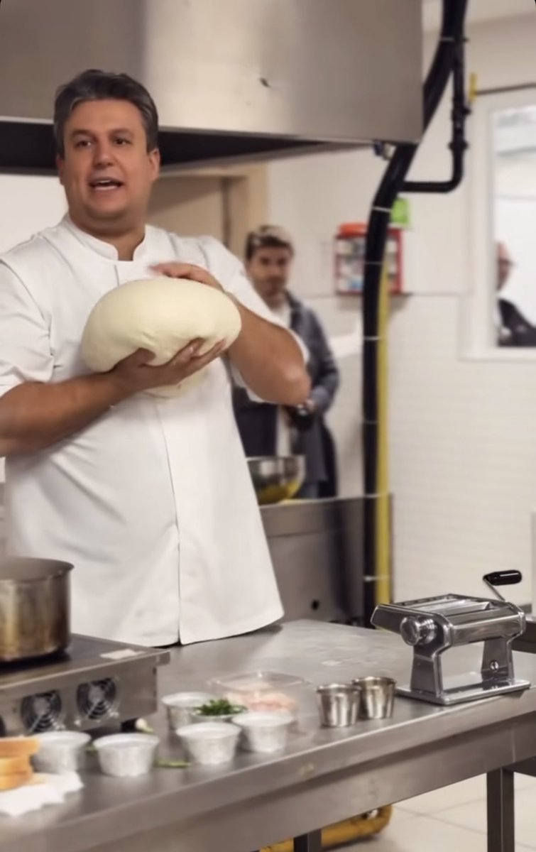 Il Direttore di <a href="/eatalyTR/">Eataly Istanbul</a>, chef Claudio Chinali, ha incontrato gli studenti della Doğuş University per un workshop dedicato alla tradizione italiana del pranzo della domenica, alla sostenibilità in cucina e al dialogo tra cucina italiana e cucina turca.#SCIM2025
<a href="/ItalyinTurkiye/">Italy in Türkiye 🇮🇹🇹🇷</a>