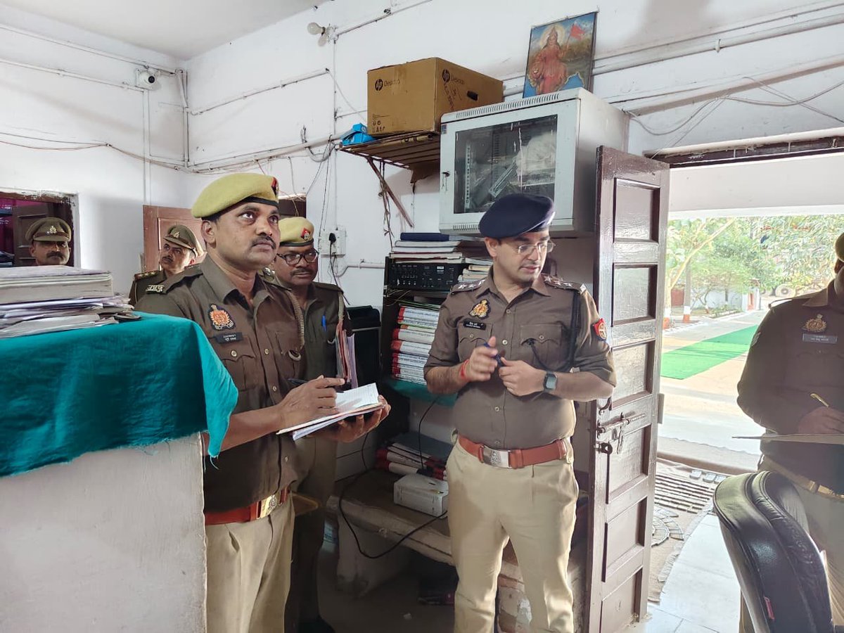 fatehpurpolice's tweet image. #Spfhr में आज दिनांक 27.11.2025 को #CO नगर द्वारा थाना हुसैनगंज का त्रैमासिक निरीक्षण किया गया; गार्ड द्वारा सलामी के बाद  थाना कार्यालय सीसीटीएनएस, मालखाना का निरीक्षण कर आवश्यक दिशा‑निर्देश दिए, मिशन शक्ति केंद्र पर आए प्रार्थना पत्रों के निस्तारण की जानकारी ली।  तत्पश्चात…