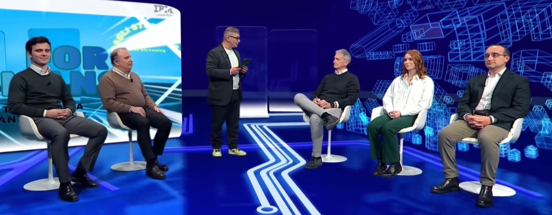 VolpeReal's tweet image. Che ne pensate dell’AI?
Ci aiuterà o sarà la fine di tutti i lavori?

Per ricevere l&apos;evento:
👉 bit.ly/ai-for-humans2…
@blueit_news
#AIForHumans #adv 

Forse la domanda giusta non è “ci sostituirà?” ma “come possiamo usarla per lavorare meglio e in modo più umano?”.

A volte…