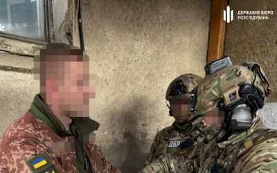 На Івано-Франківщині затримали та повідомили про підозру керівнику одного з районних ТЦК, який принижував і бив військовозобов’язаних.

1/2