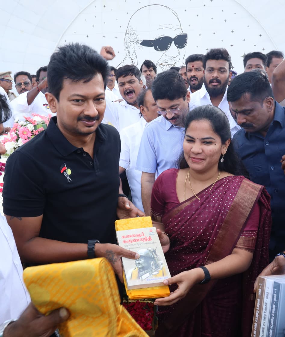 PriyarajanDMK's tweet image. மக்களின் இதயத்தை ஆளும் உதயம்!!!

கழக இளைஞரணி செயலாளர் - மாண்புமிகு துணை முதலமைச்சர் அண்ணன் திரு. @Udhaystalin அவர்களின் பிறந்தநாளில் கழக மூத்த முன்னோடிகள், மகளிர் சுய உதவி குழுக்களை சார்ந்த மகளிர் மற்றும் திருநங்கையர்களுக்கு பல்வேறு நலத்திட்ட உதவிகளை வழங்கினார்கள்.