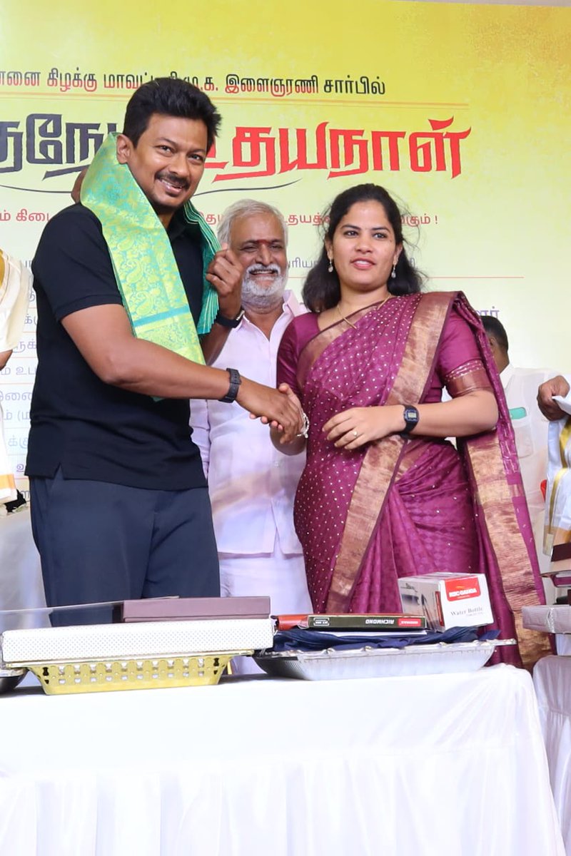 PriyarajanDMK's tweet image. மக்களின் இதயத்தை ஆளும் உதயம்!!!

கழக இளைஞரணி செயலாளர் - மாண்புமிகு துணை முதலமைச்சர் அண்ணன் திரு. @Udhaystalin அவர்களின் பிறந்தநாளில் கழக மூத்த முன்னோடிகள், மகளிர் சுய உதவி குழுக்களை சார்ந்த மகளிர் மற்றும் திருநங்கையர்களுக்கு பல்வேறு நலத்திட்ட உதவிகளை வழங்கினார்கள்.