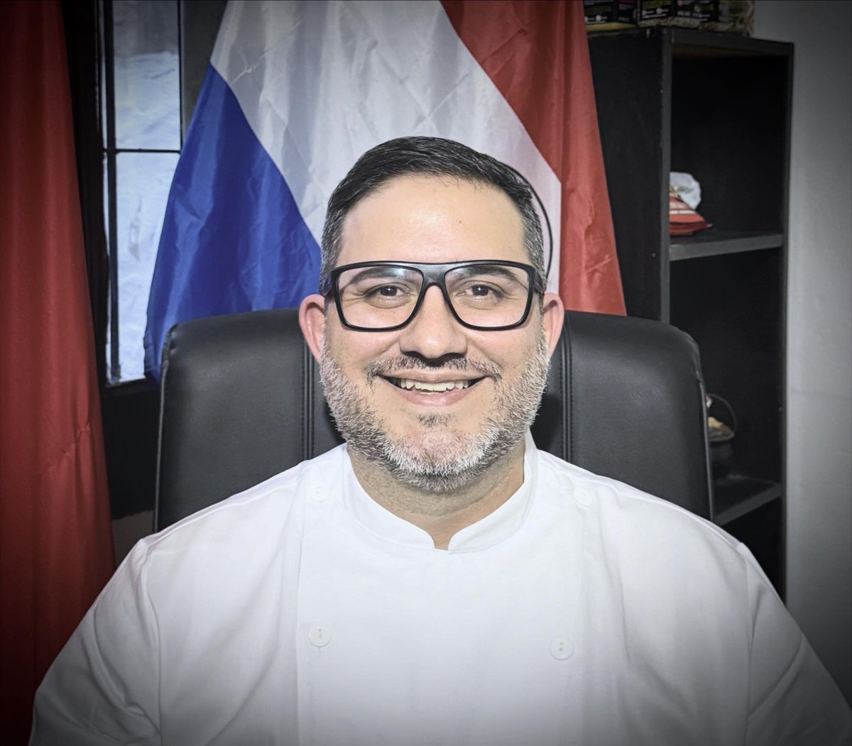 lacostasoy's tweet photo. Derlis Bogado anunció formalmente su candidatura a Concejal de Asunción para el periodo 2026, presentando una plataforma centrada en la economía popular, los barrios históricos y la formalización de emprendedores.

Bogado destacó la "riqueza de su gente trabajadora" y se comprometió a generar "oportunidades reales" en la capital.
