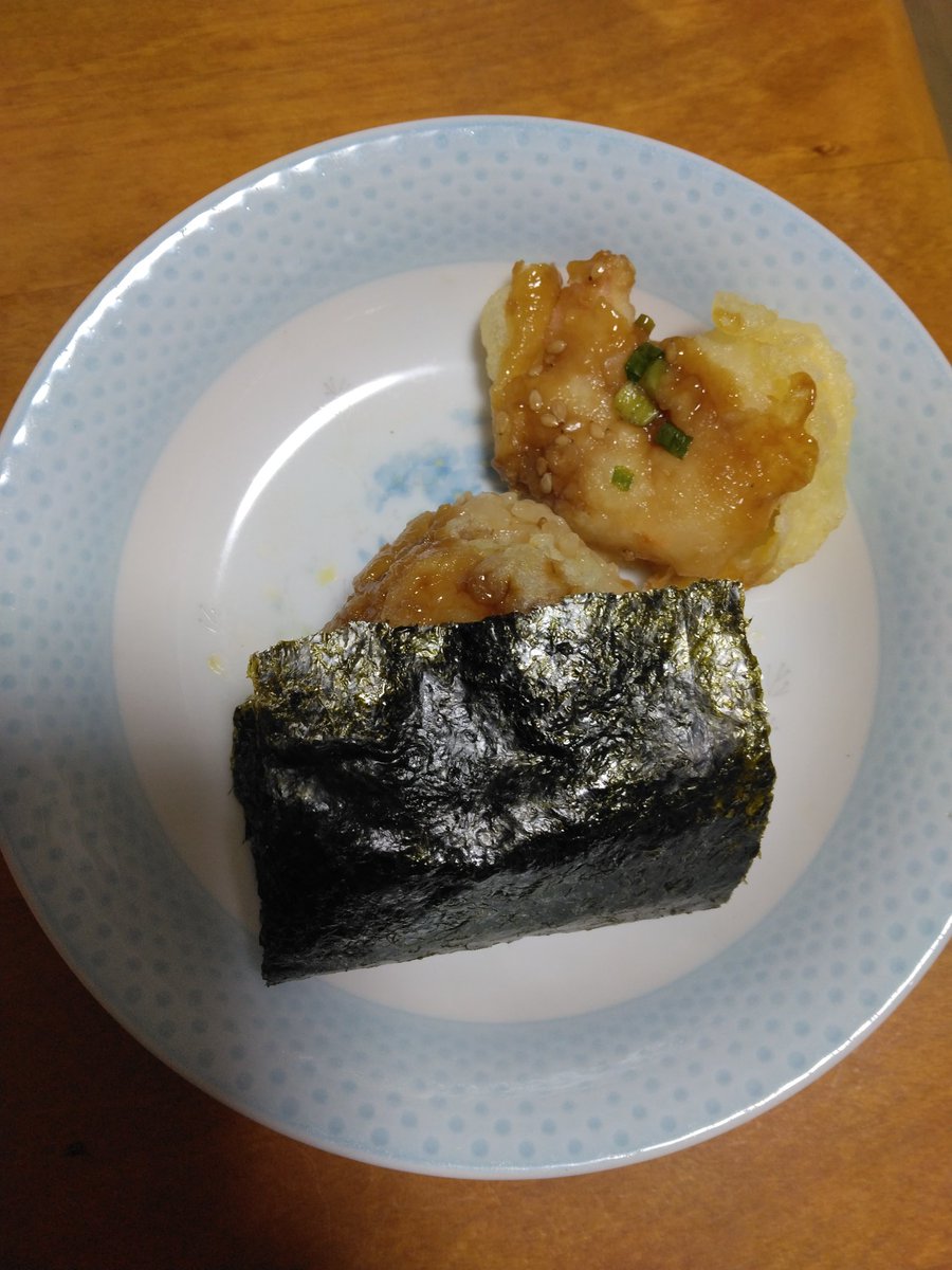 #OnigiriAction 
買ったおにぎりを半分にして握り直し🍙
えび天おにぎり🦐