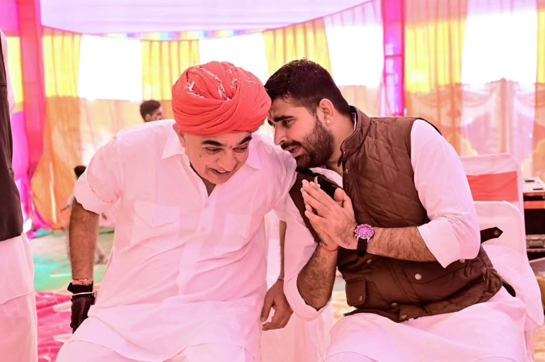 मारवाड़ के दो दबंग नेता मानवेन्द्र सिंह और विधायक रविन्द्र सिंह भाटी एकसाथ!!
 अनुभव+युवा , ऊर्जावान 
<a href="/RavindraBhati__/">Ravindra Singh Bhati</a>   <a href="/ManvendraJasol/">Manvendra Singh</a>