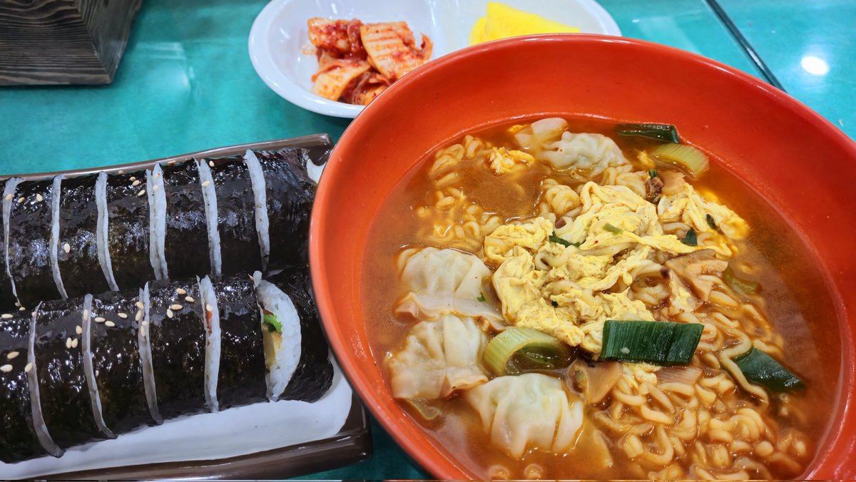 38회차 레슨 종료

뭔가 벤딩과 비브라토가 좋아진 것 같다.
아닌게 아니라, 당장 2주전의 자세와 비교했을 때 아주 좋아졌다고 레슨쌤이 칭찬해주신 ㅎㅎ

이번 숙제는 진도나간 곳까지 디테일 상승과 특히 풀오프의 숙련도를 증가시키는 것.