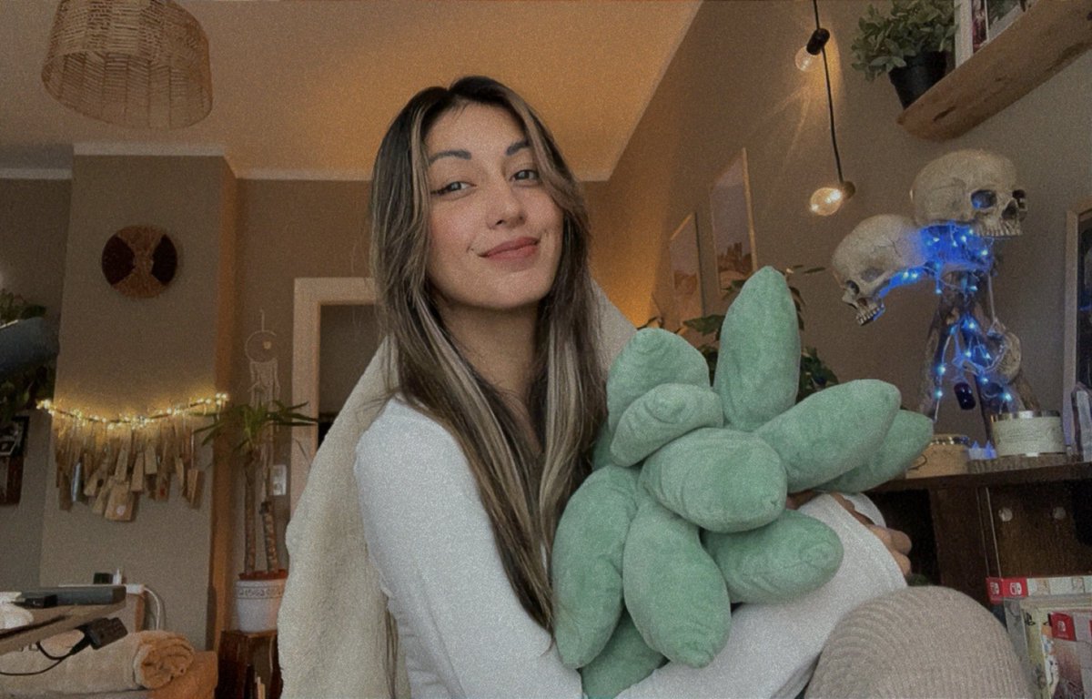 vizzeybun's tweet photo. Hello tired and live. Playing some survivor and learning Krasue. Link in bio https://t.co/RTDRPss1Vl