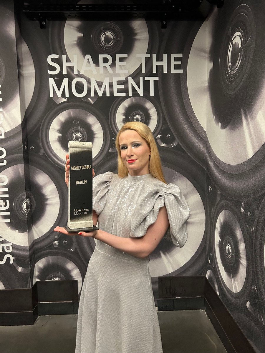 Für das wunderbare Konzert von Monetochka bedanken wir uns bei ihr mit einer Uber Eats Music Hall Stele! ⚡💗