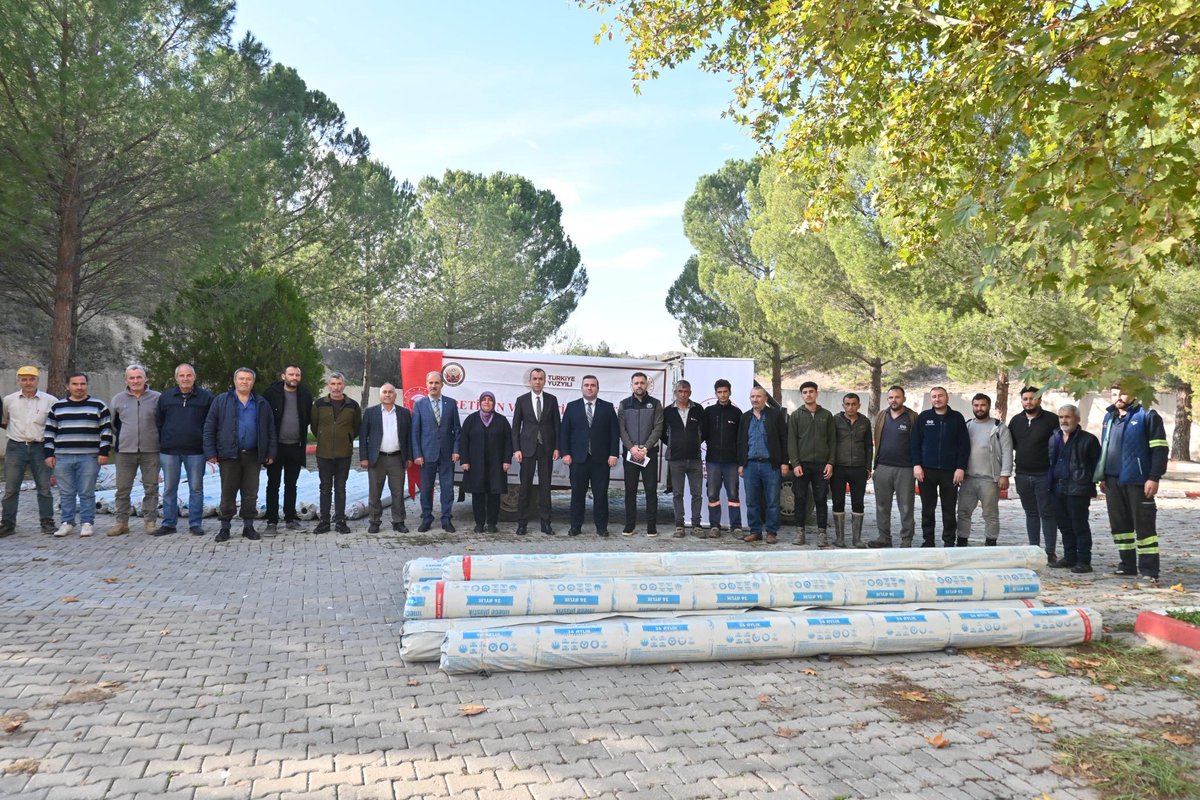 Tarım Arazilerinin Kullanımının Etkinleştirmesi (TAKE) Projesi kapsamında bu yıl üçüncüsü düzenlenen sera örtüsü dağıtımı; Kaymakamımız Sayın Mücahit Ünal’ın katılımlarıyla, İnhisar Belediye Başkanı Sayın Nihal Arslan, İl Tarım ve Orman Müdürü Sayın Çetin Ayvalık, İl Tarım ve