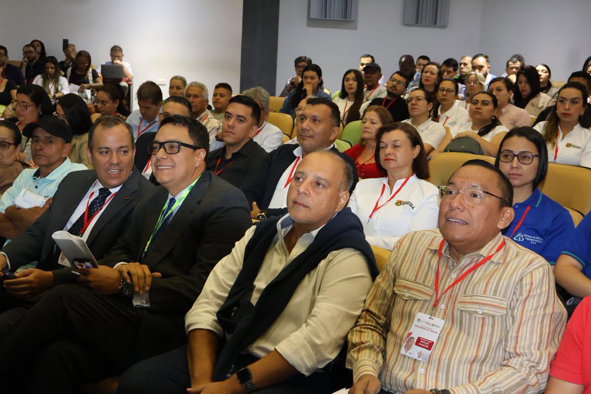 Destacamos la ponencia magistral del Dr. Carlos Atehortúa acerca del control sobre las empresas de servicios públicos, eje central de nuestro encuentro en la Unilibre. Junto al Personero Leonardo Reales y el Dr. Henao, abordamos también la gestión de acueductos y contratos.