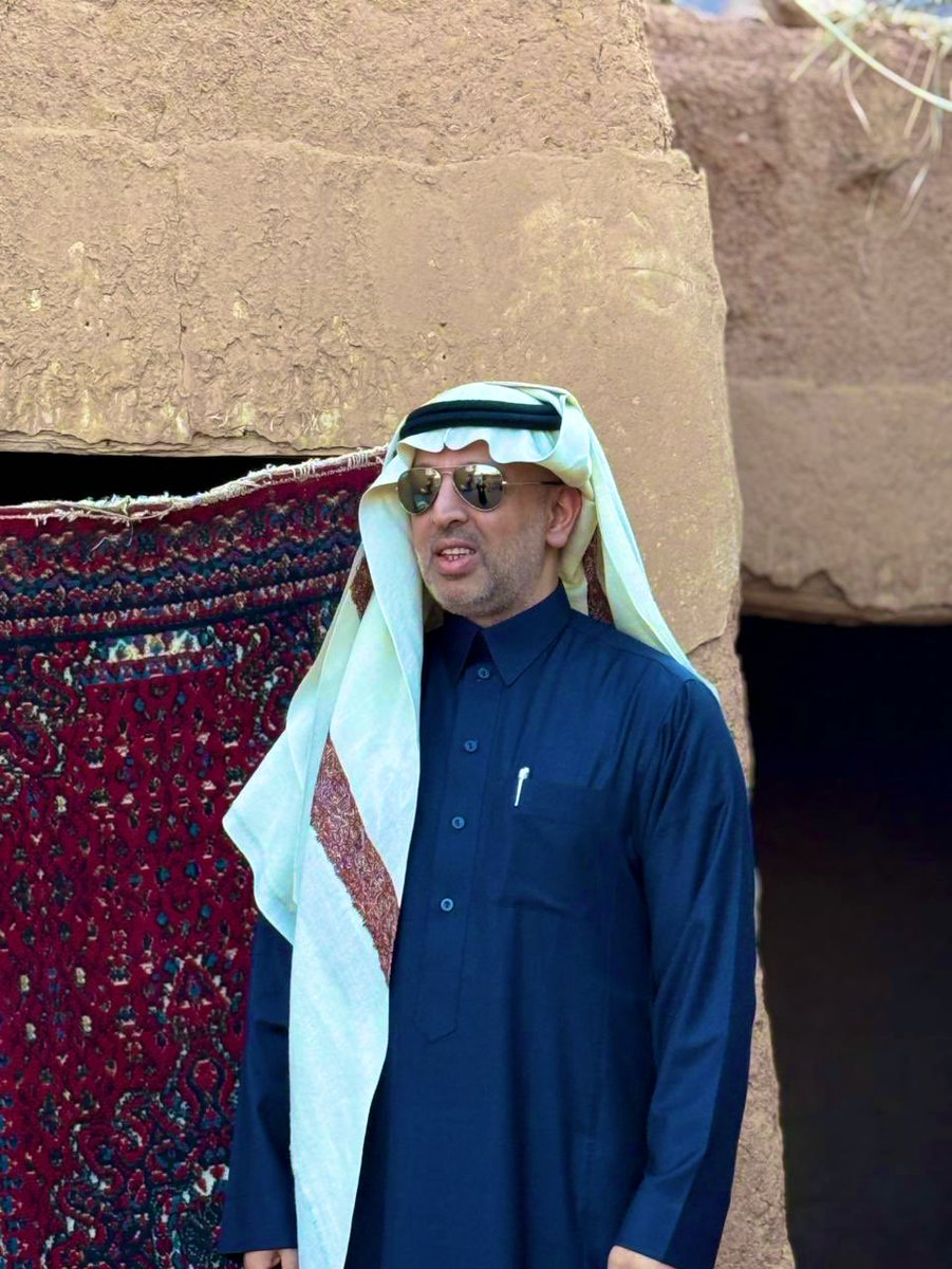 ماجاز لغيرگ ، ليس بالضرورة أن يجوز لگ 
والعكس صحيح ؛ الدنيا فـ سعة وراحة وتتسع للجميع ، المستريح فيها ! هو من كان يملك
عقل متفكر ونفس غنيه . .