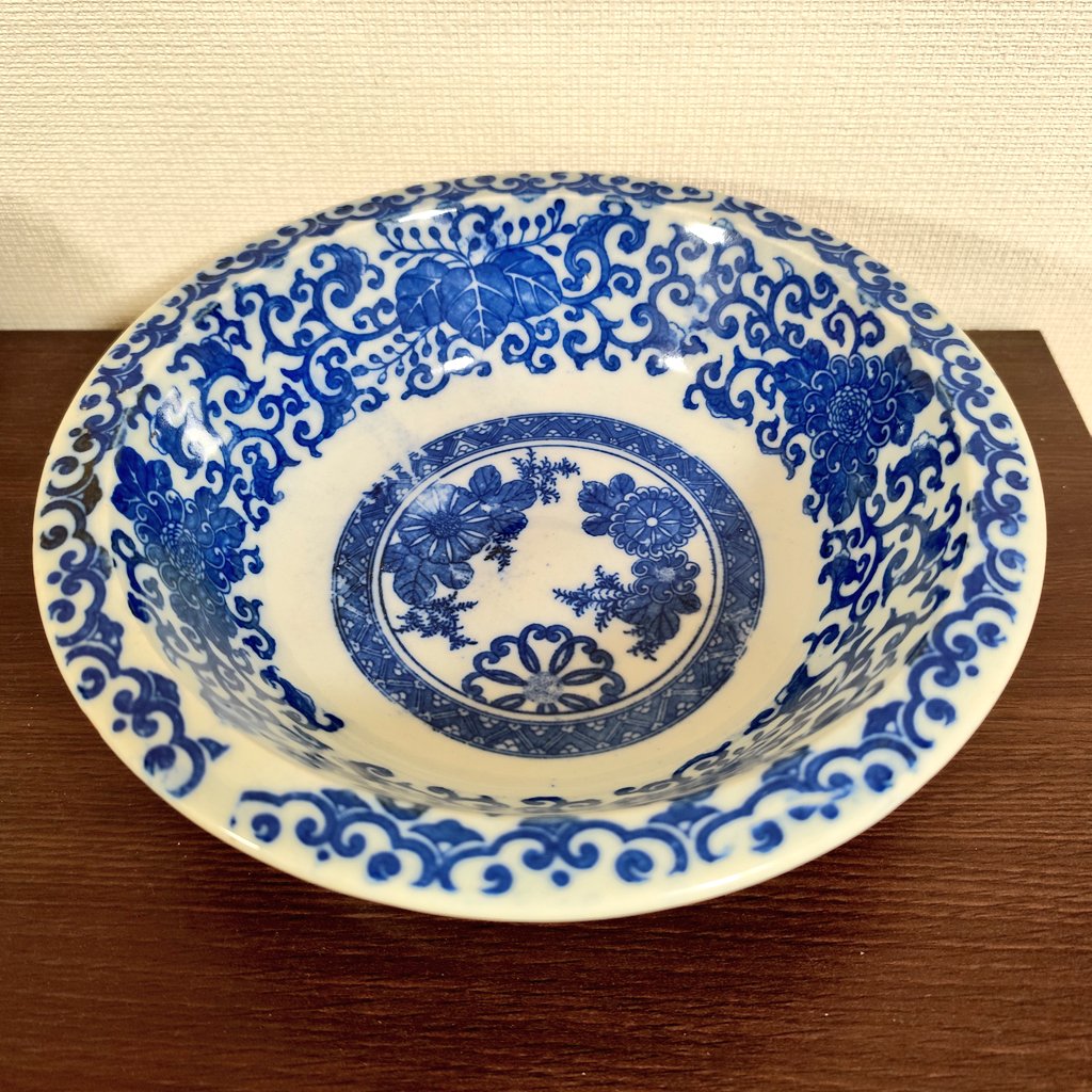 銅版印刷の印判手鉢。内側には菊の花などが描かれ、隙間を唐草文様で