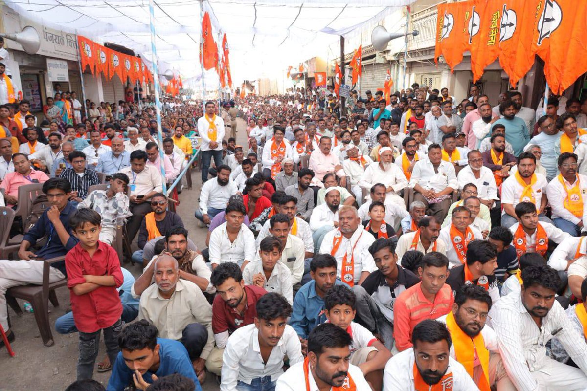 📍 तळोदा, #नंदुरबार |

जय आदिवासी, जय जोहार...

आदिवासी महिला भगिनींच्या साथीने #तळोदा नगरपालिकेचा गड सर करू असा विश्वास नंदुरबार जिल्ह्यातील तळोदा येथे #शिवसेना पक्षाच्या वतीने आयोजित करण्यात आलेल्या विशाल जाहीर सभेमध्ये व्यक्त केला. 

तळोदा नगरपालिकेतील शिवसेनेचे