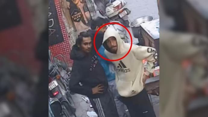 𝐌𝐚𝐢𝐧 𝐚𝐜𝐜𝐮𝐬𝐞𝐝 𝐢𝐧 𝐏𝐮𝐧𝐣𝐚𝐛 𝐑𝐒𝐒 𝐰𝐨𝐫𝐤𝐞𝐫'𝐬 𝐦𝐮𝐫𝐝𝐞𝐫 𝐬𝐡𝐨𝐭 𝐝𝐞𝐚𝐝 𝐢𝐧 𝐩𝐨𝐥𝐢𝐜𝐞 𝐞𝐧𝐜𝐨𝐮𝐧𝐭𝐞𝐫

In a major breakthrough, Punjab Police killed the main accused in the murder of RSS worker Naveen Arora during an encounter in Ferozepur.