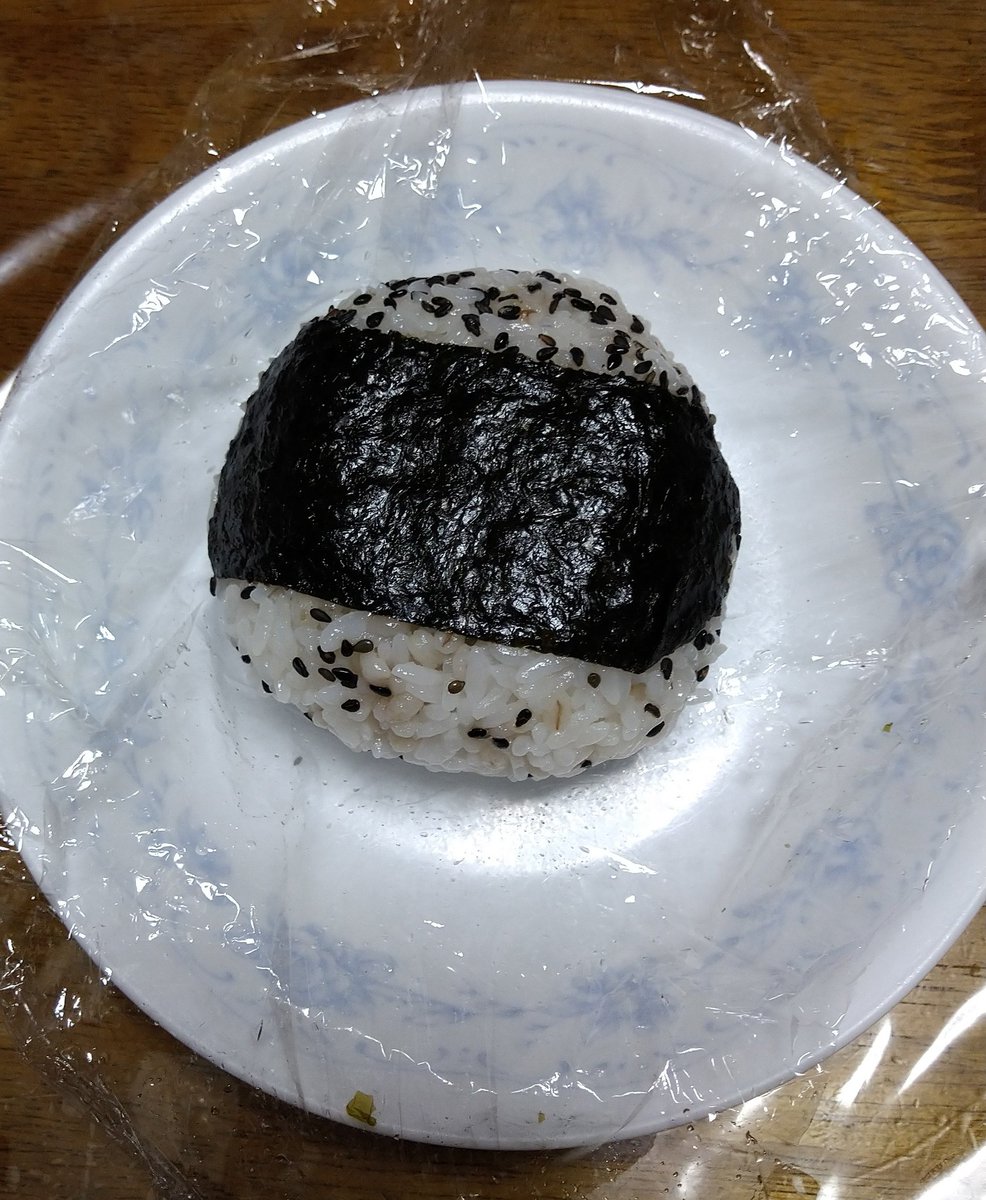 #OnigiriAction 
子どもの頃おばあちゃんが作ってくれたのは丸いおにぎり。なぜか三角おにぎりは作れないって言ってたな。
日本の子どもたちの笑顔につながりますように。