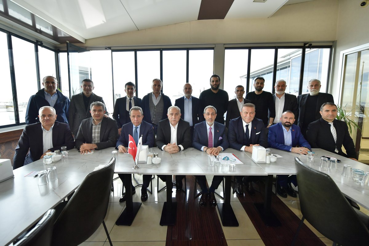 Laleli; moda ve tekstil sektörünün kalbinin attığı, ihracatın en önemli lokomotif bölgelerinden biri.

Laleli Sanayici ve İş İnsanları Derneği (LASİAD) Başkanı Sn. Giyasettin Eyyüpkoca ve yönetim kurulu üyeleriyle bir araya geldik.

Misafirperverlikleri için kendilerine teşekkür