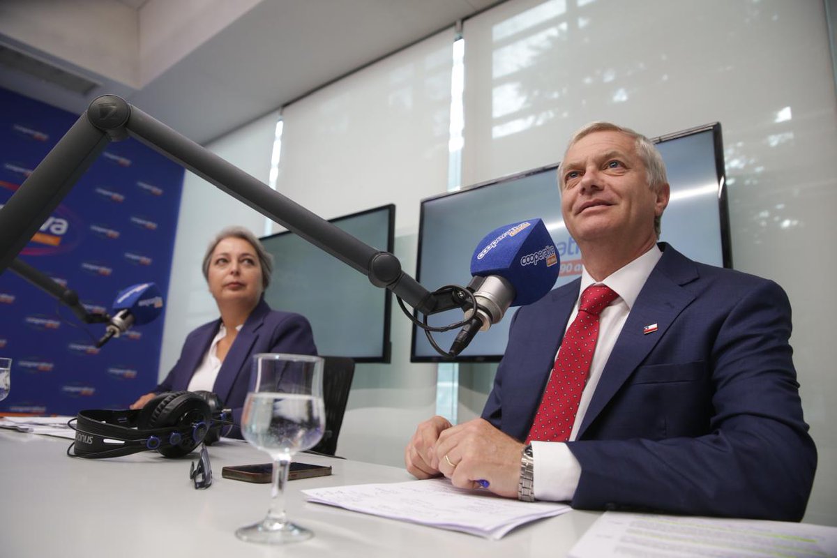 Hdecristo's tweet image. #ESTÁPASANDO En estos momentos #ForoSocial Presidencial organizado por seis organizaciones sociales junto a radio @cooperativa. 

Estamos hablando de pobreza con los candidatos a La Moneda: José Antonio Kast y Jeannette Jara.

Mira y escucha la conversación aquí