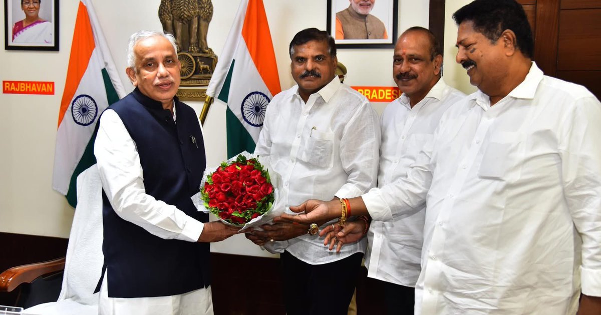 ysrcp_usa's tweet image. ప్రభుత్వ మెడికల్ కాలేజీలు ప్రైవేటీకరణ అంశంపై ఏపీ గవర్నర్ అబ్దుల్ నజీర్ గారిని కలిసిన శాసనమండలి ప్రతిపక్ష నేత బొత్స సత్యనారాయణ, లేళ్ల అప్పిరెడ్డి, కారుమూరి నాగేశ్వరావు బృందం.

@BotchaBSN Karumuri Venkata Nageswara Rao #LellaAppireddy #AbdulNazeer #YSRCP #YSJagan…