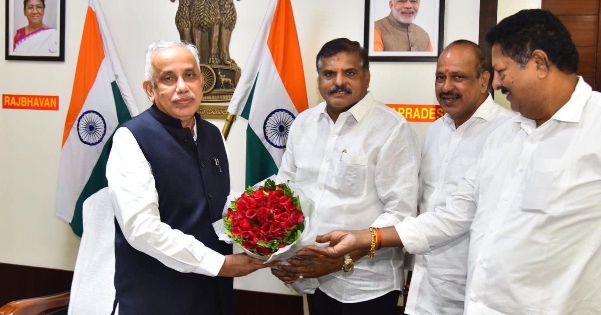 ysrcp_usa's tweet image. ప్రభుత్వ మెడికల్ కాలేజీలు ప్రైవేటీకరణ అంశంపై ఏపీ గవర్నర్ అబ్దుల్ నజీర్ గారిని కలిసిన శాసనమండలి ప్రతిపక్ష నేత బొత్స సత్యనారాయణ, లేళ్ల అప్పిరెడ్డి, కారుమూరి నాగేశ్వరావు బృందం.

@BotchaBSN Karumuri Venkata Nageswara Rao #LellaAppireddy #AbdulNazeer #YSRCP #YSJagan…