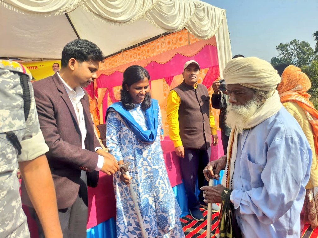 "सेवा का अधिकार सप्ताह" के तहत रनियां प्रखंड के डाहु पंचायत में आयोजित शिविर का जायजा लिया। शिविर में लाभुकों के बीच परिसंपत्तियों का वितरण करने समेत सरकारी योजनाओं से आमजनों को जागरूक किया।
<a href="/JharkhandCMO/">Office of Chief Minister, Jharkhand</a>
<a href="/prdjharkhand/">IPRD Jharkhand</a>