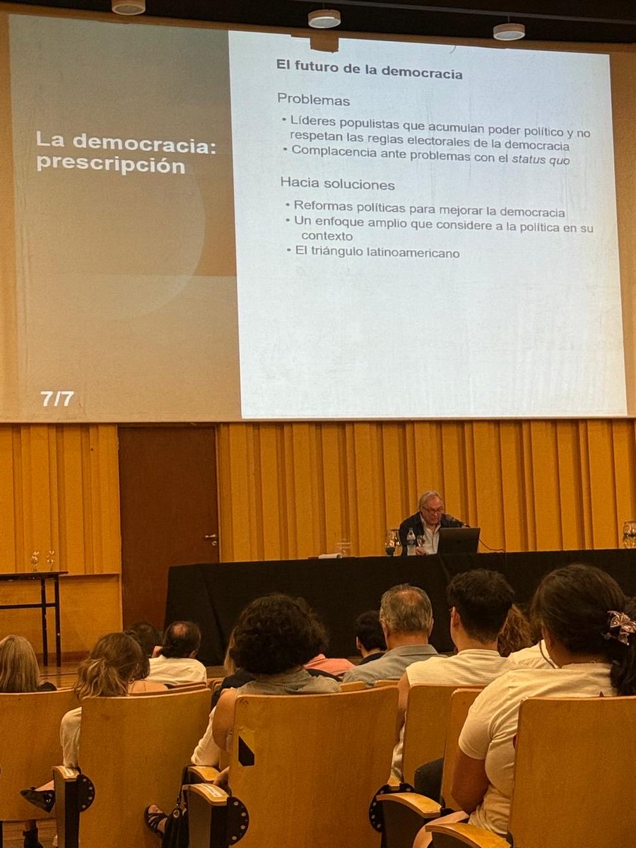 samlat2025's tweet photo. Ayer en @ubasociales en el cierre anual de la carrera de @CpoliticaUBA escuchando a @GerardoMunck sobre “El futuro de la Democracia en America Latina” https://t.co/rOfu9edqvQ