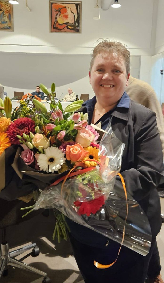 LokaalBelangZev's tweet photo. Even voorstellen, wij zijn Sabrine en Claudia. Wij zijn het laatste half jaar nieuw  namens Lokaal Belang nemen wij als commissielid deel aan vergaderingen en bijeenkomsten. Wil jij wat aan ons kwijt, email ons dan op: S.Driesen@raad.zevenaar.nl c.meurs@raad.zevenaar.nl https://t.co/xRlrzWtzvR